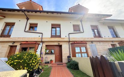 Vista exterior de Casa adosada en venda en Reocín amb Calefacció, Jardí privat i Terrassa