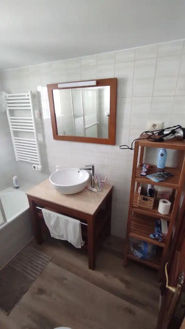 Badezimmer von Wohnung zur Miete in Miño mit Klimaanlage
