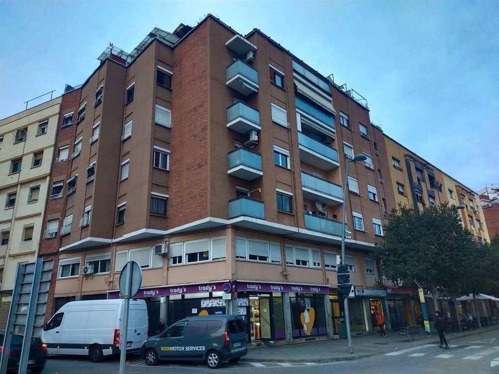 Vista exterior de Local en venda en Ripollet amb Aire condicionat