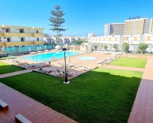 Piscina de Apartament de lloguer en San Bartolomé de Tirajana amb Aire condicionat i Moblat