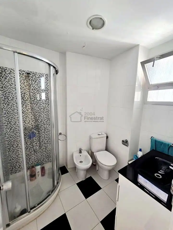 Baño de Apartamento en venta en Benidorm con Terraza, Amueblado y Piscina comunitaria