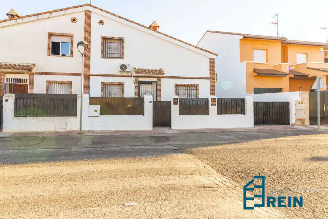 Casa adosada de alquiler en Calle Tomás Bretón, Magán