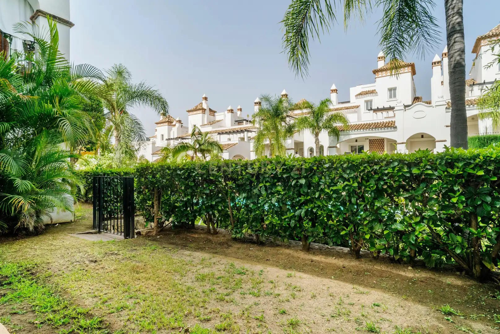 Außenansicht von Wohnungen zum Verkauf in Marbella mit Klimaanlage, Privatgarten und Ofen