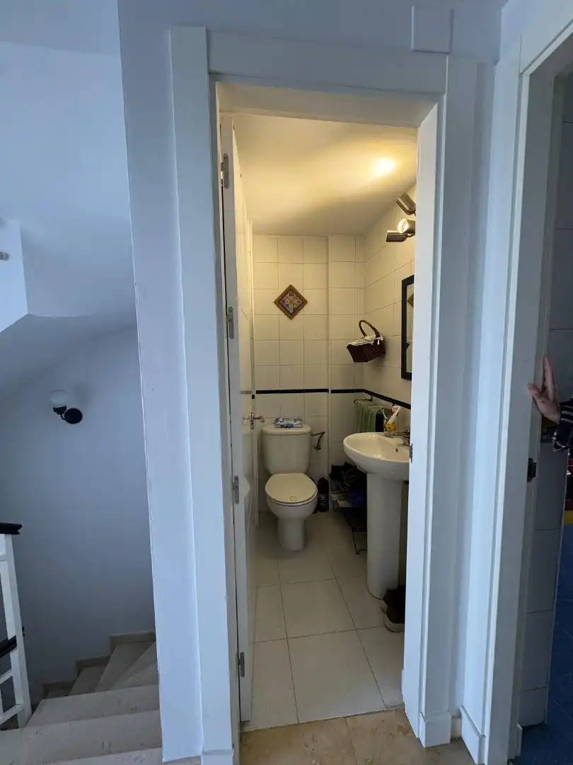 Badezimmer von Einfamilien-Reihenhaus zur Miete in Granada mit Klimaanlage, Heizung und Privatgarten