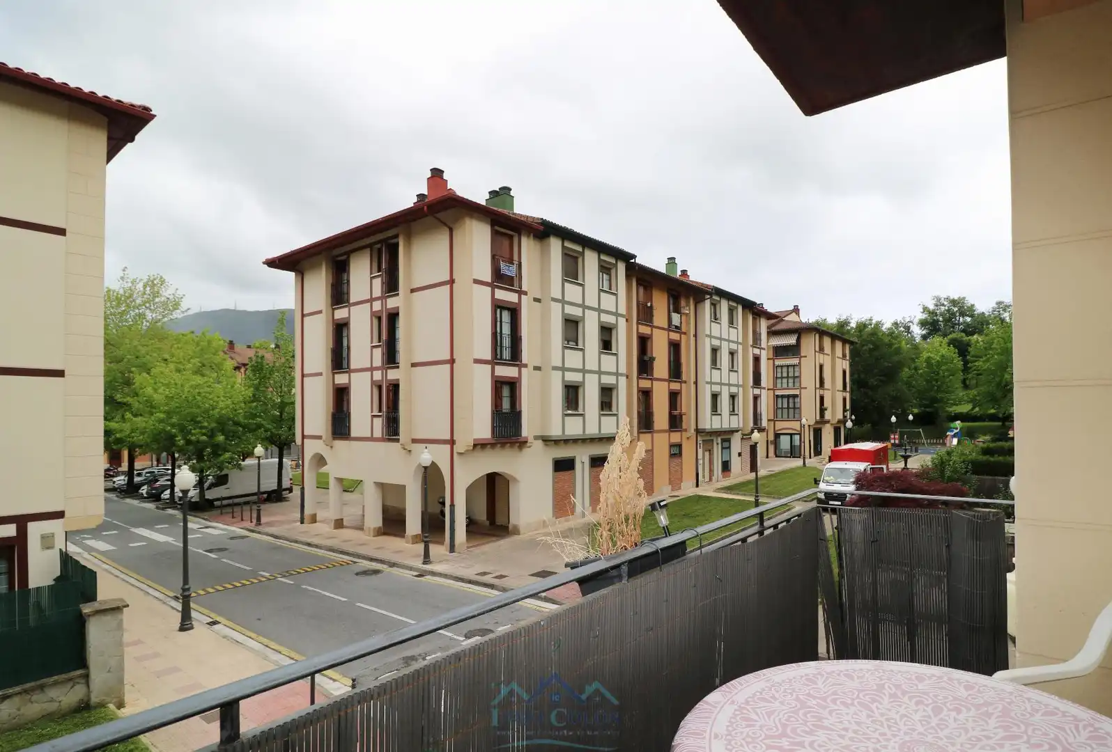 Vista exterior de Piso en venta en Irun  con Calefacción, Parquet y Terraza
