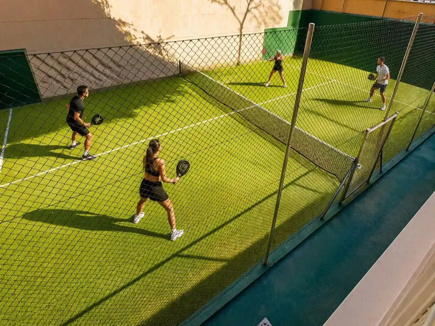 Jardí de Apartament de lloguer en  Madrid Capital amb Aire condicionat, Piscina i Balcó