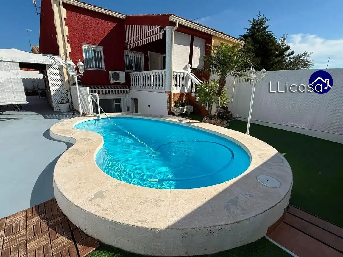 Piscina de Casa adosada en venda en La Pobla de Vallbona amb Aire condicionat, Jardí privat i Terrassa