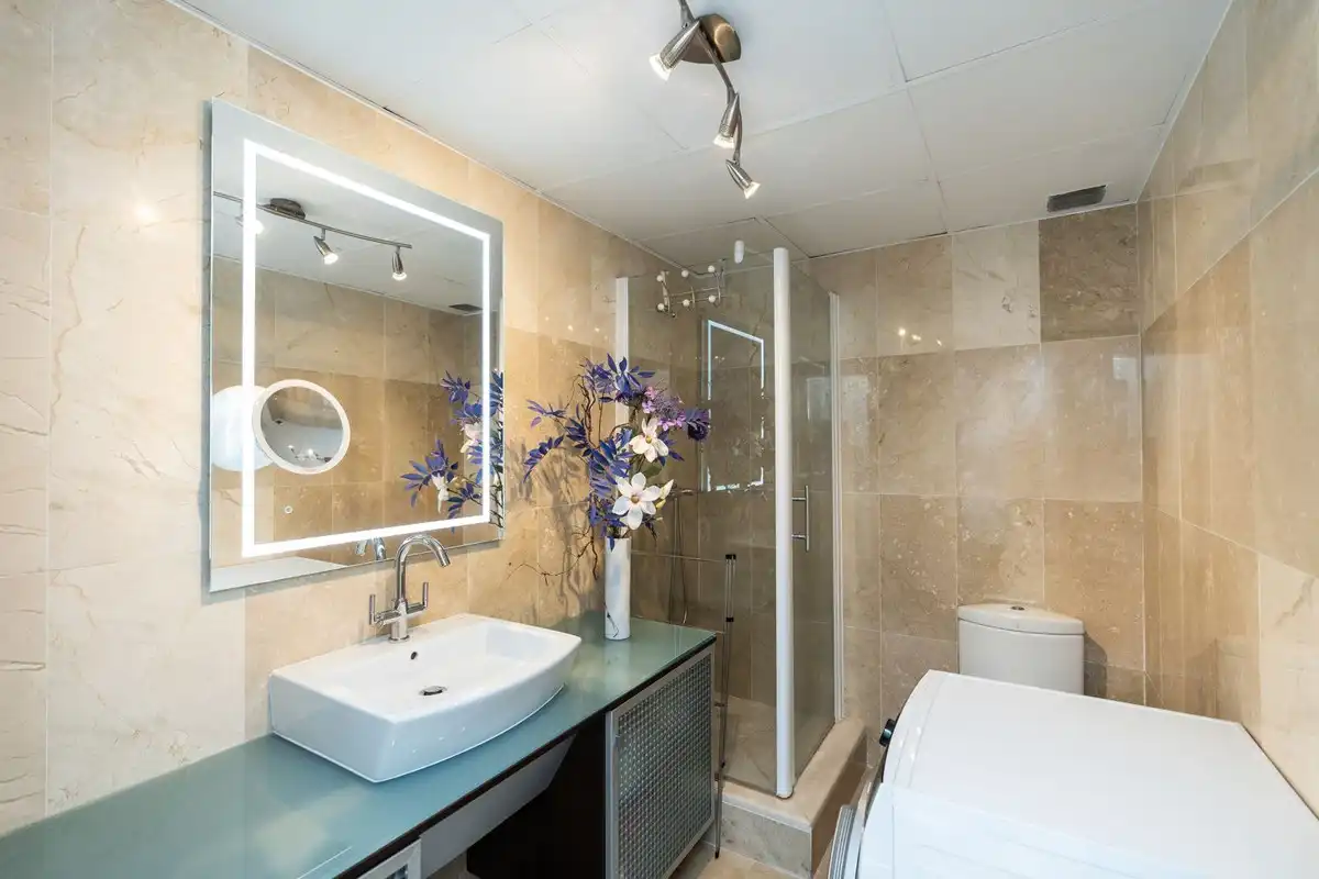 Badezimmer von Wohnungen zum Verkauf in Benahavís mit Klimaanlage, Privatgarten und Terrasse