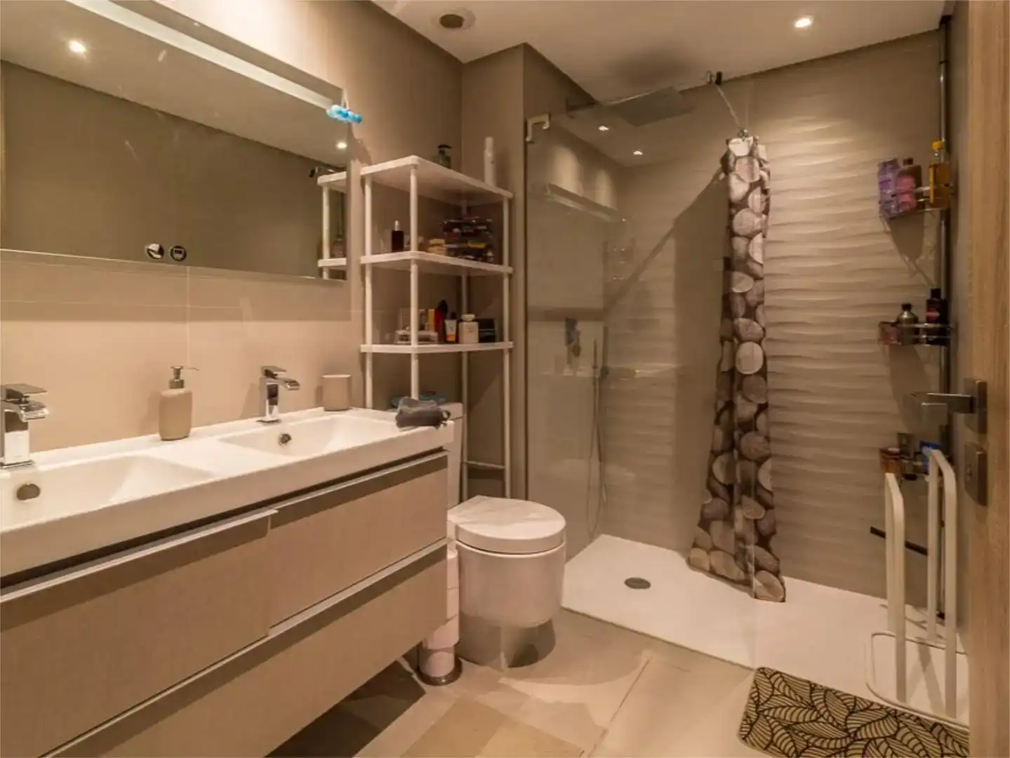 Bathroom of Flat for sale in Benahavís  with Air Conditioner, Private garden and Parquet flooring