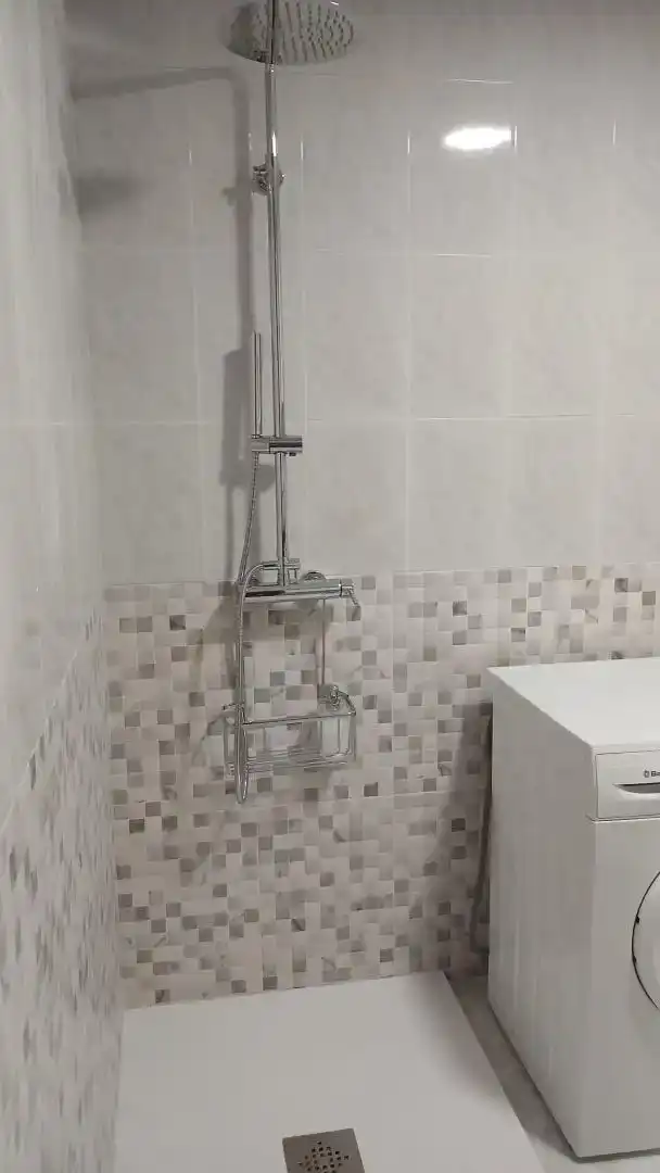 Badezimmer von Wohnung zur Miete in Sanxenxo mit Möbliert