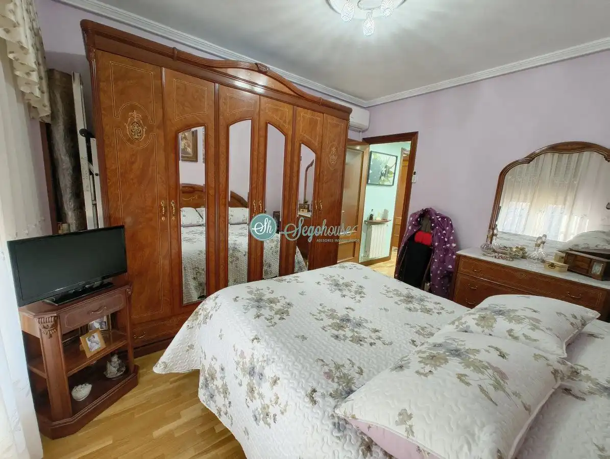 Bedroom of Flat for sale in Segovia  with Air Conditioner, Heating and Balcony