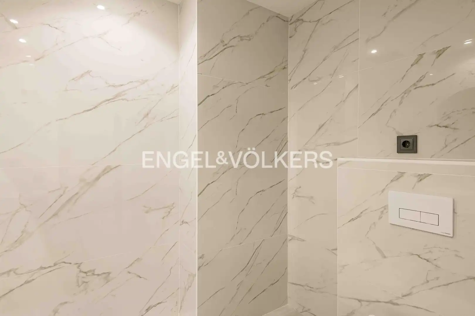Bathroom of Ground floor for sale in Barcelona  with Air Conditioner and Heating