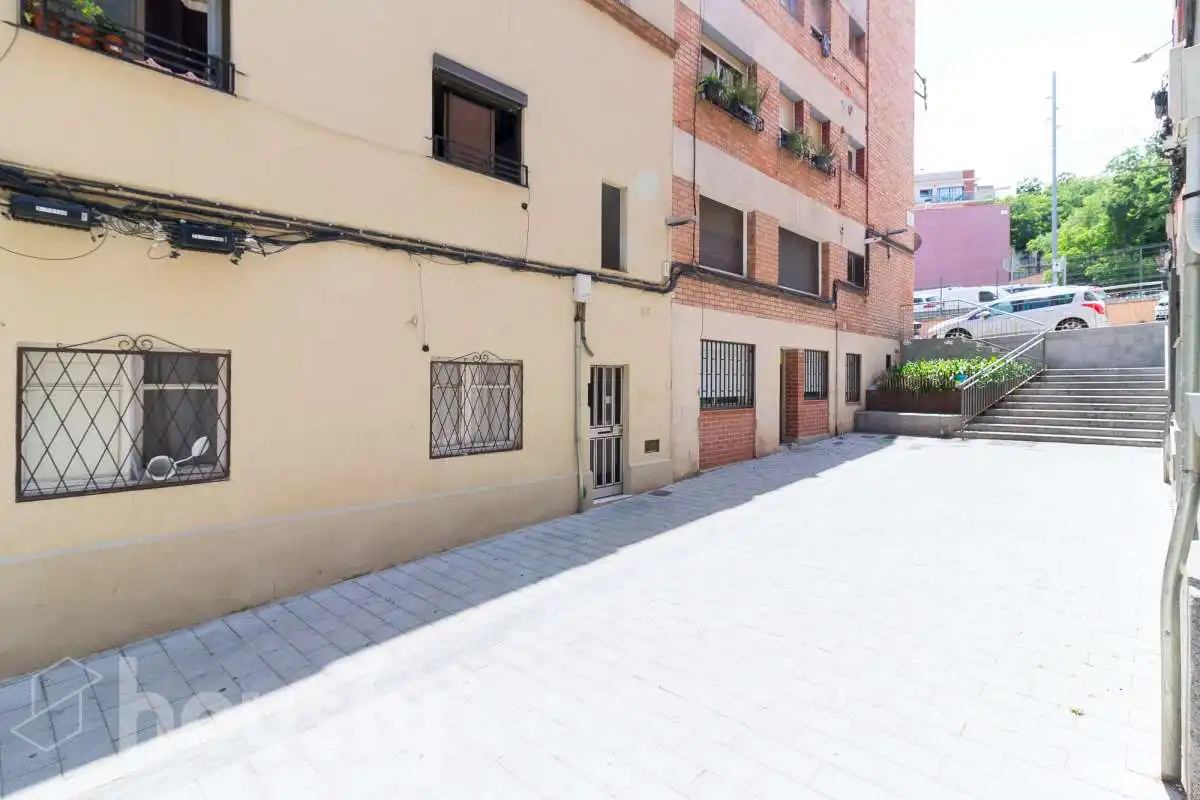 Außenansicht von Erdgeschoss zum Verkauf in Barcelona mit Heizung, Parkett und Terrasse