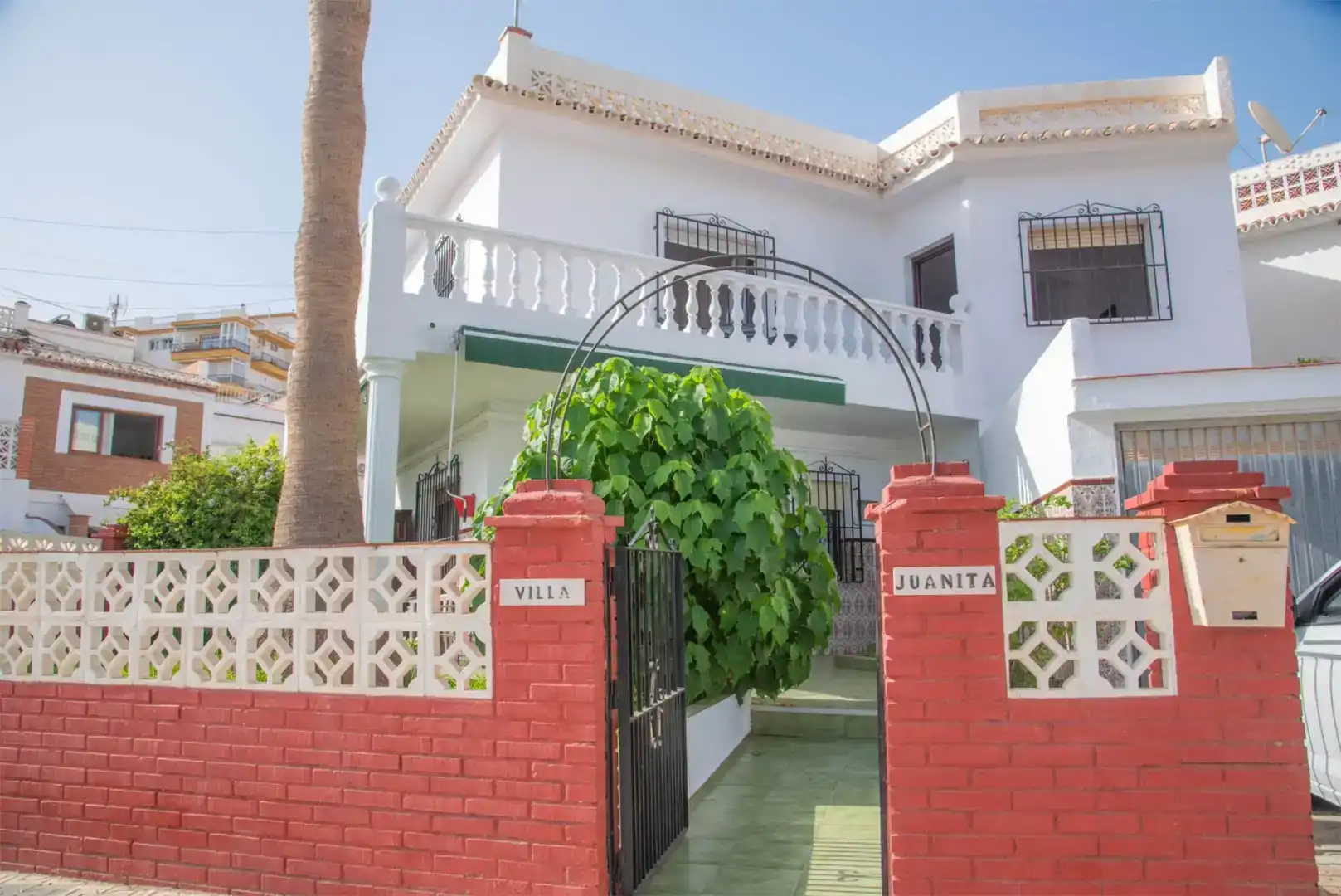 Vista exterior de Casa o xalet de lloguer en Nerja amb Aire condicionat, Jardí privat i Traster