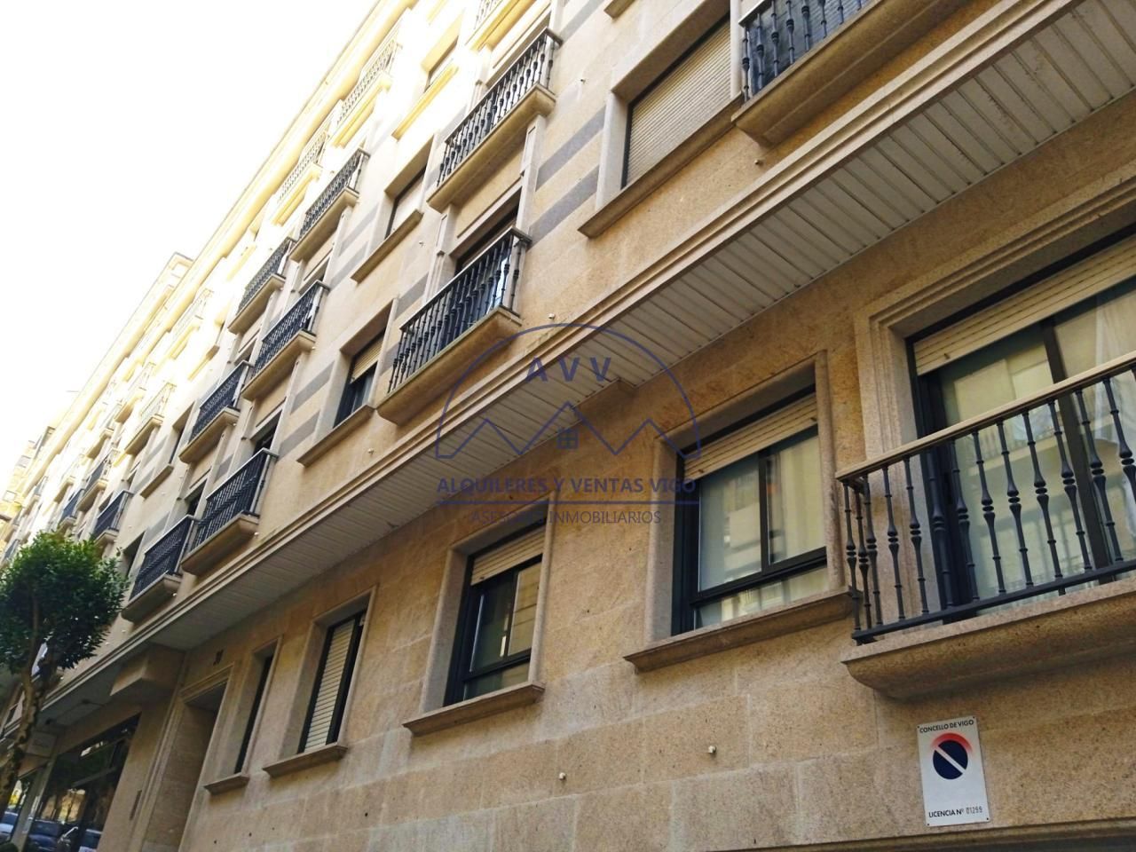 Vista exterior de Estudi de lloguer en Vigo  amb Calefacció, Parquet i Terrassa