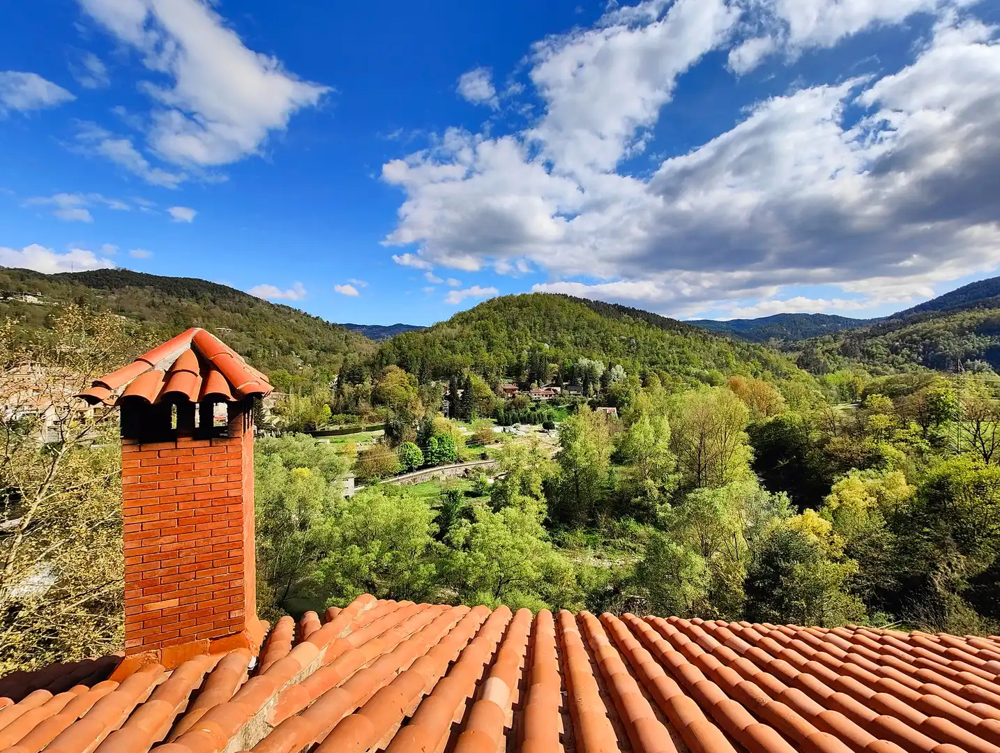 Vista exterior de Casa o xalet en venda en Sant Joan de les Abadesses amb Calefacció, Jardí privat i Terrassa