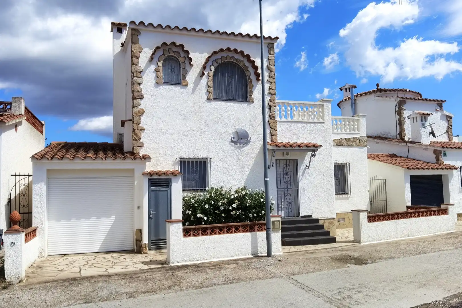 Vista exterior de Casa o xalet en venda en Empuriabrava amb Aire condicionat, Jardí privat i Terrassa