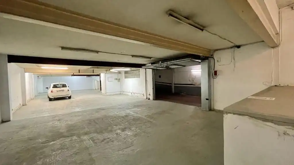 Parkplatz von Fabrikhallen zum Verkauf in Barcelona