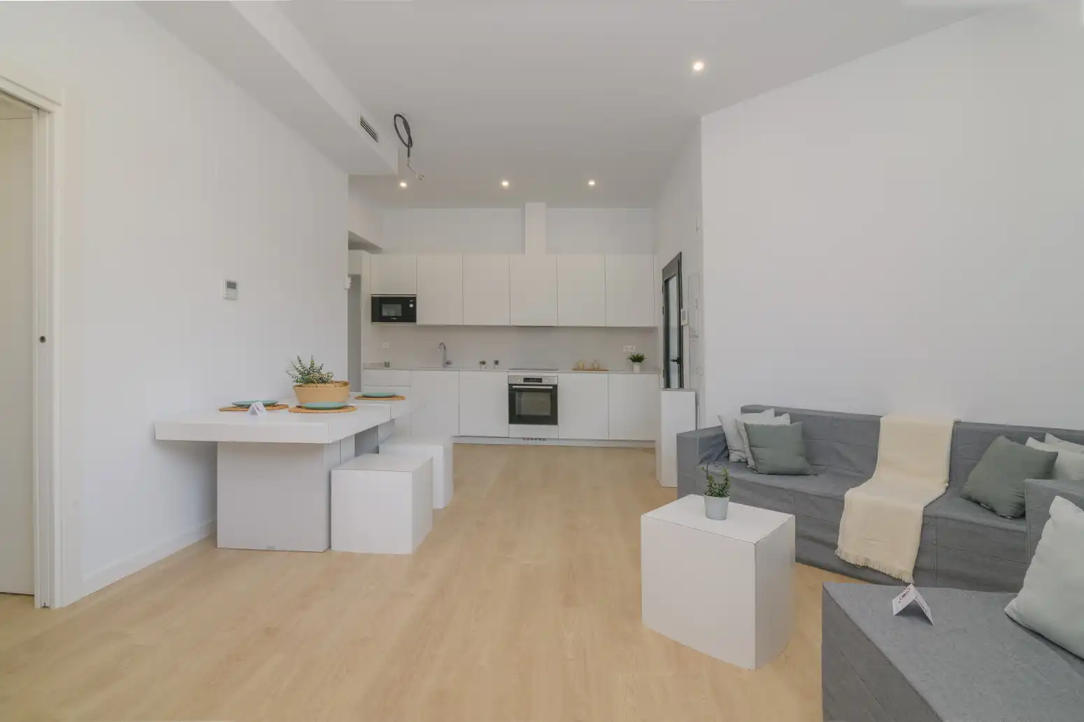 Cuina de Pis en venda en Cornellà de Llobregat amb Calefacció, Parquet i Terrassa
