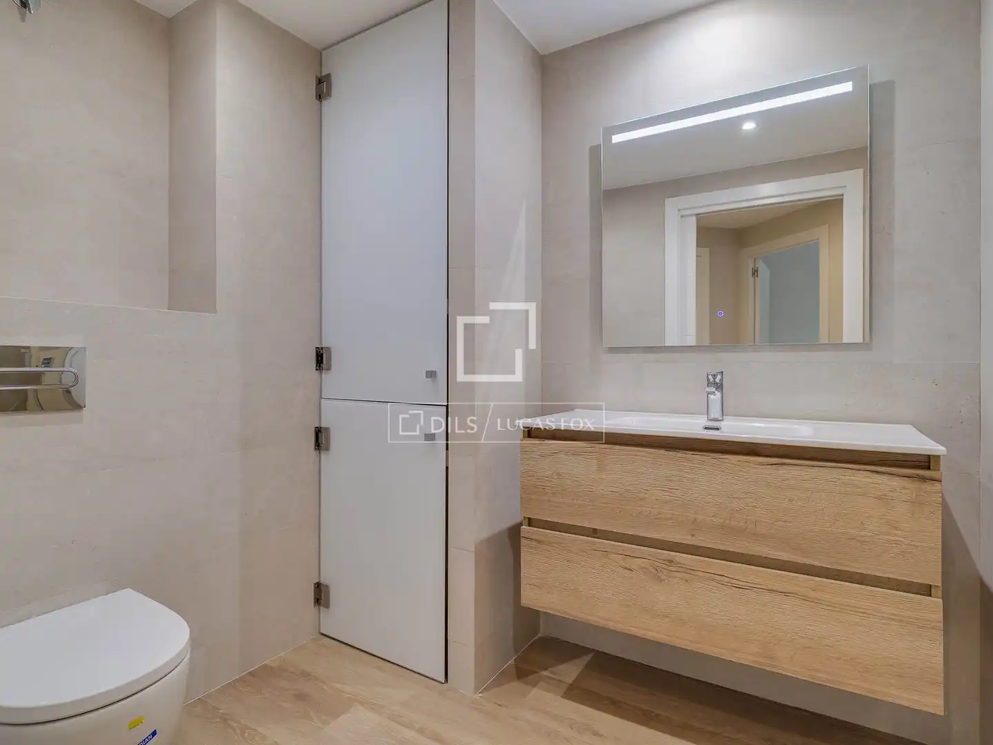 Bathroom of Flat for rent in Barcelona  with Air Conditioner and Parquet flooring