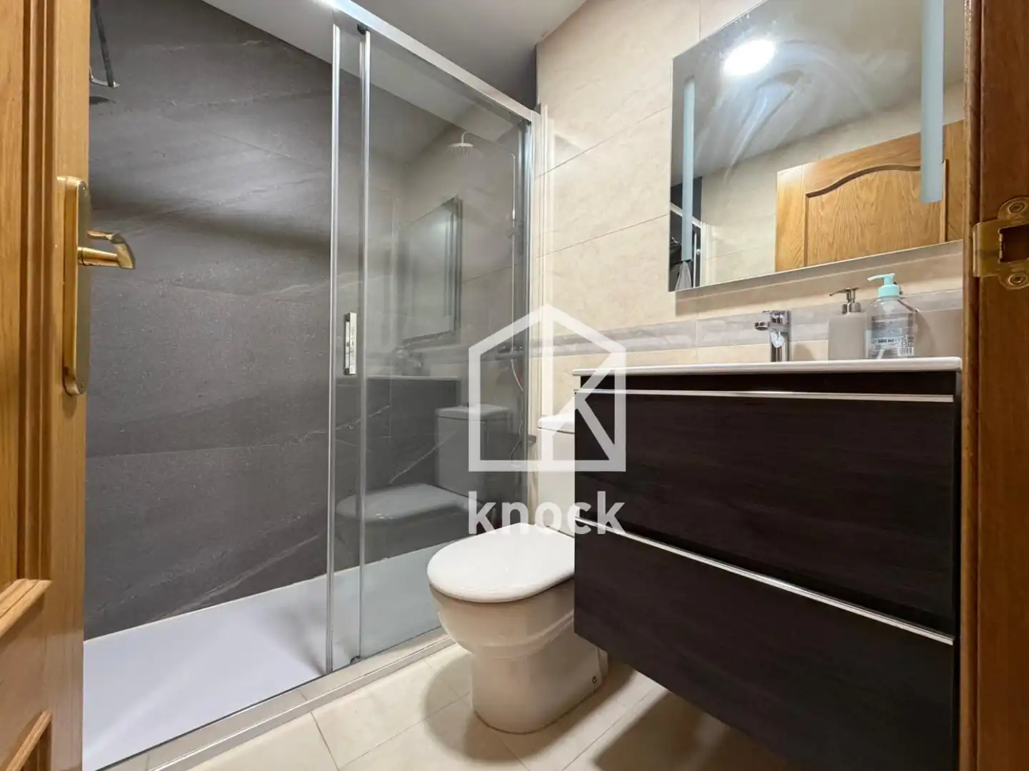 Baño de Piso en venta en Oviedo  con Calefacción, Jardín privado y Trastero