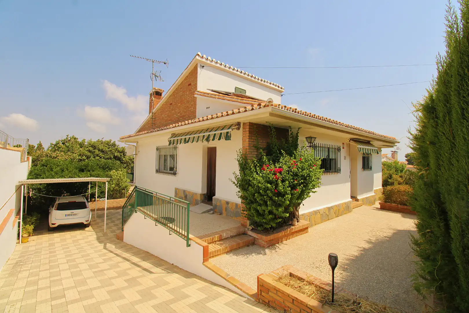 Vista exterior de Casa o chalet en venta en Alhaurín de la Torre con Aire acondicionado, Calefacción y Jardín privado