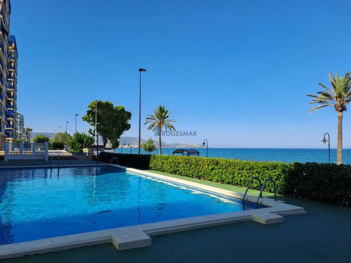 Piscina de Apartament en venda en Benicasim / Benicàssim amb Terrassa, Traster i Piscina comunitària