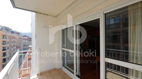 Tres habitaciones, dos balcones y vistas despejadas en Deba