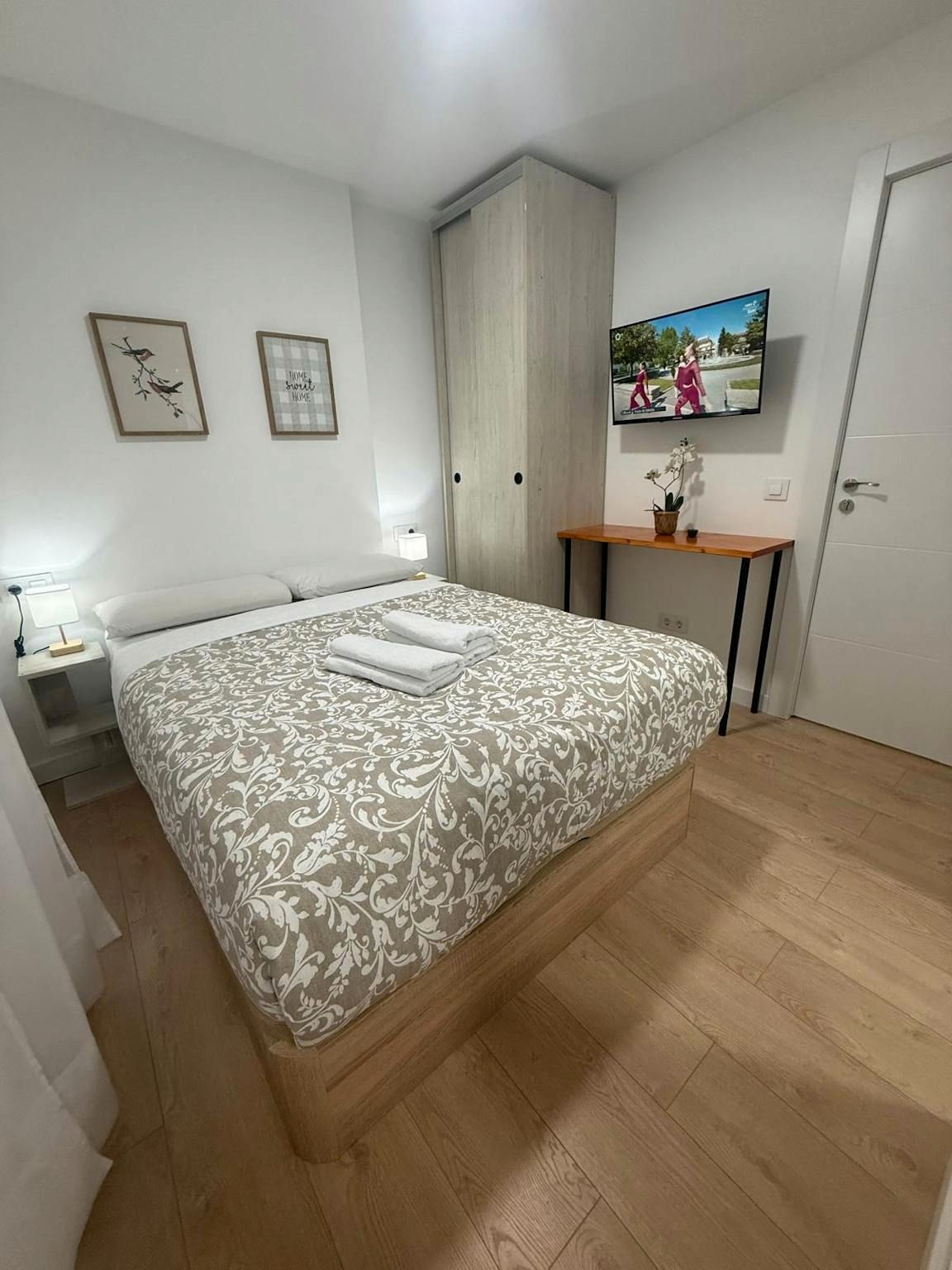 Bedroom of Flat to rent in  Madrid Capital  with Air Conditioner, Washing machine and TV