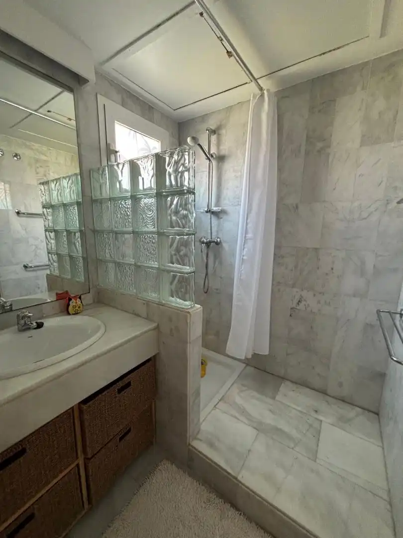Bany de Apartament de lloguer en Marbella amb Calefacció, Jardí privat i Moblat