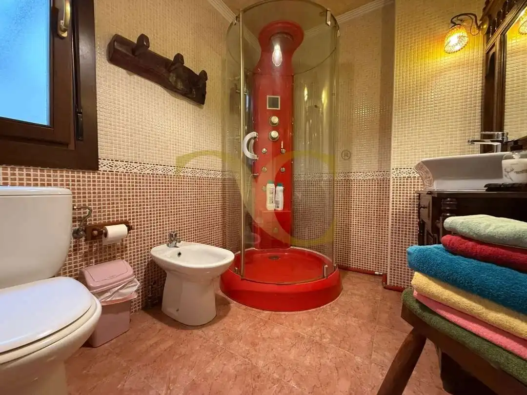 Badezimmer von Maisonette zum Verkauf in Llanes mit Heizung, Privatgarten und Terrasse