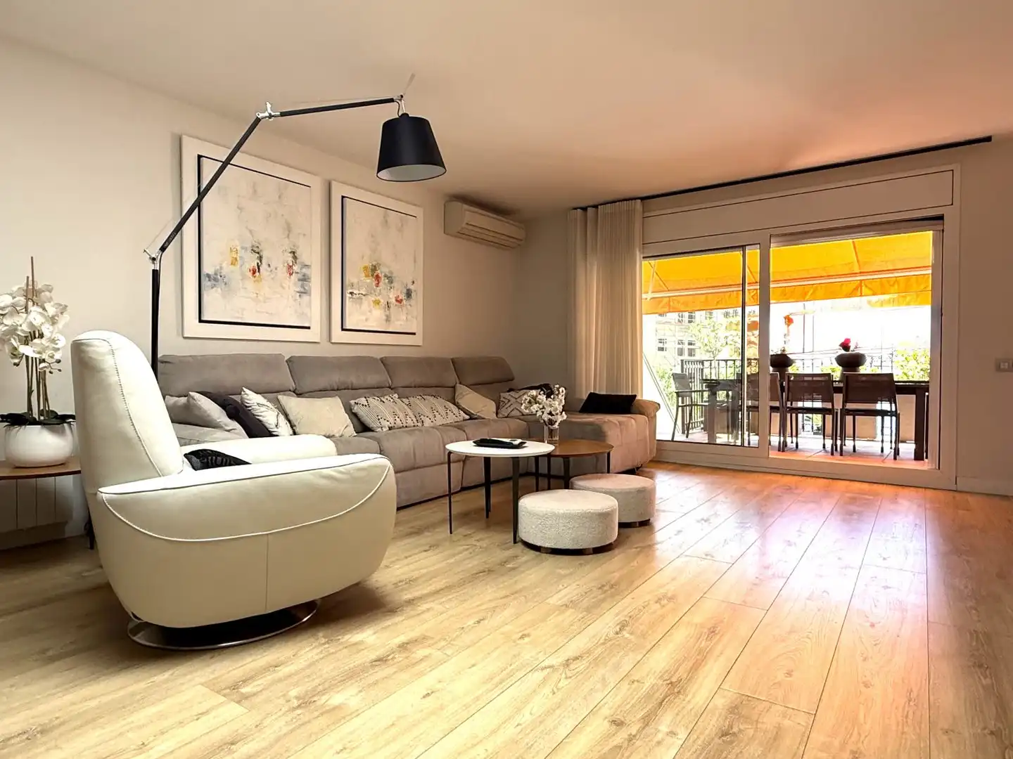 Sala d'estar de Casa o xalet en venda en Sant Boi de Llobregat amb Aire condicionat, Calefacció i Jardí privat