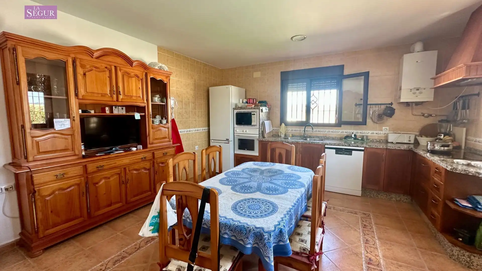 Cuina de Casa o xalet en venda en Conil de la Frontera amb Jardí privat, Terrassa i Piscina