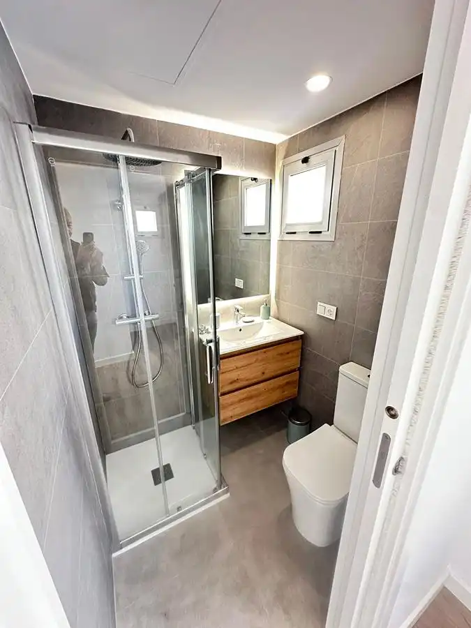 Badezimmer von Einfamilien-Reihenhaus zum Verkauf in Almuñécar mit Klimaanlage, Heizung und Parkett