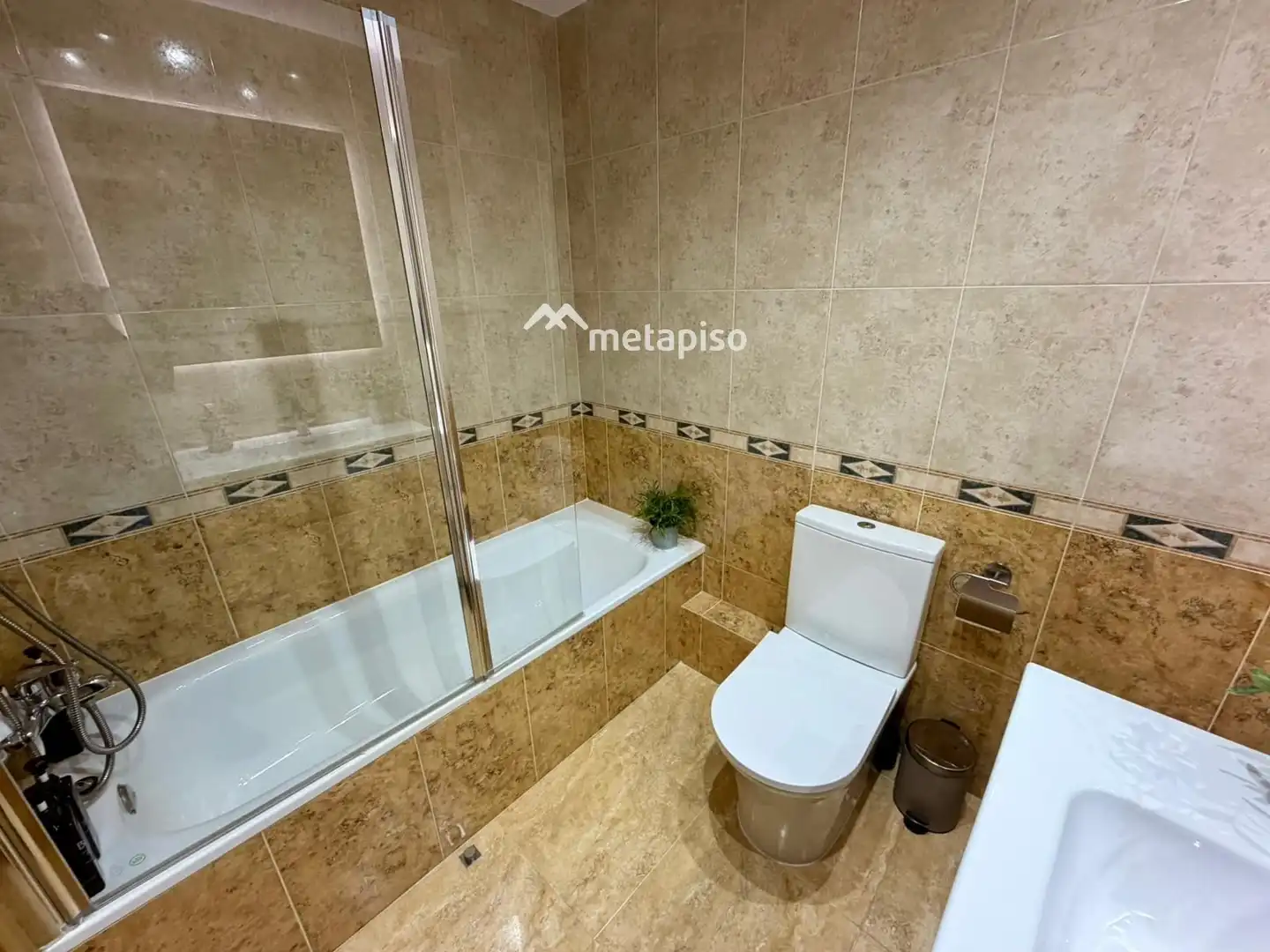Baño de Casa adosada en venta en Santa Margarida I Els Monjos con Aire acondicionado, Calefacción y Terraza