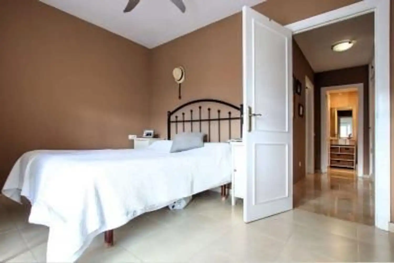Schlafzimmer von Wohnung zum Verkauf in Marbella mit Klimaanlage, Privatgarten und Terrasse