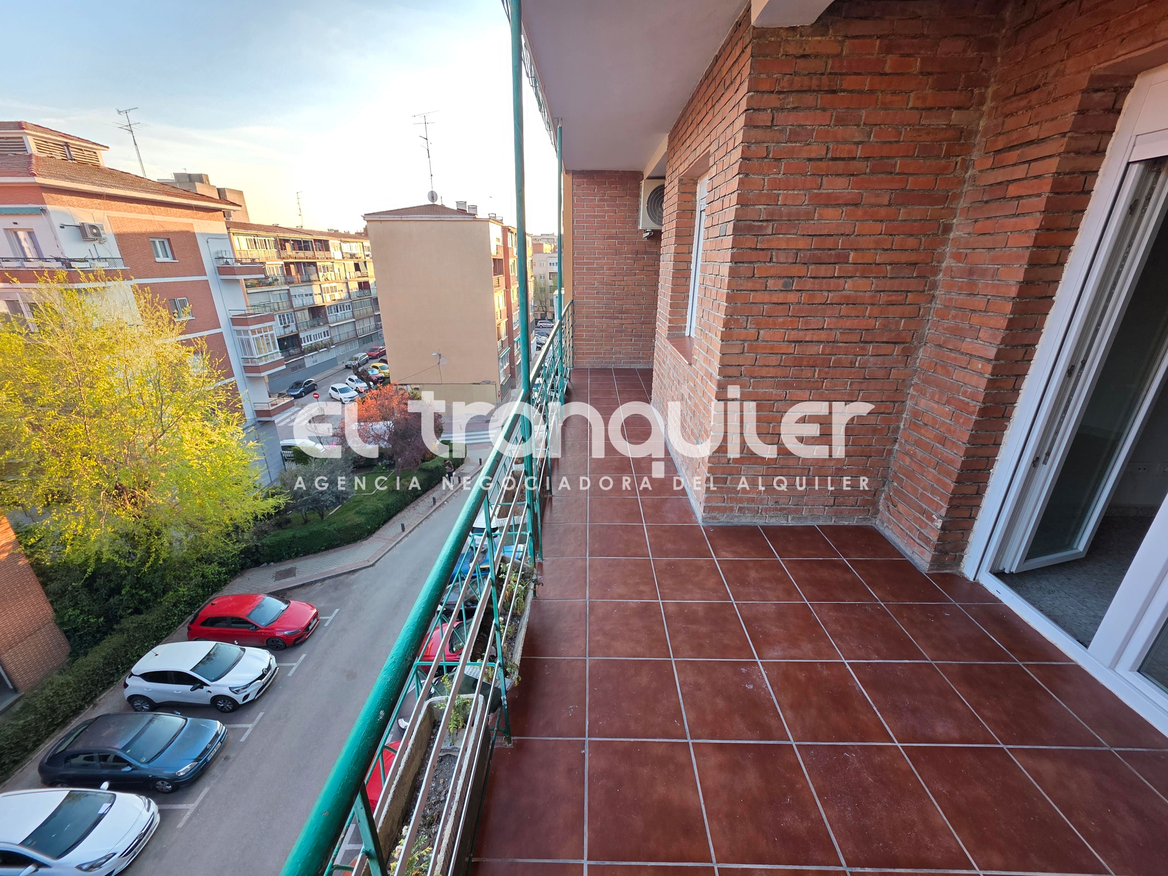 Vista exterior de Piso de alquiler en  Madrid Capital con Aire acondicionado, Terraza y Lavadora