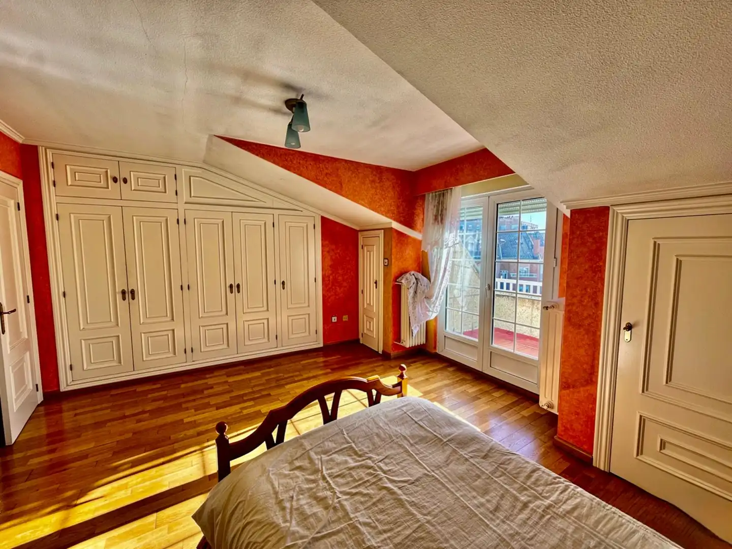 Habitación de Casa adosada en venta en San Andrés del Rabanedo con Calefacción, Jardín privado y Parquet