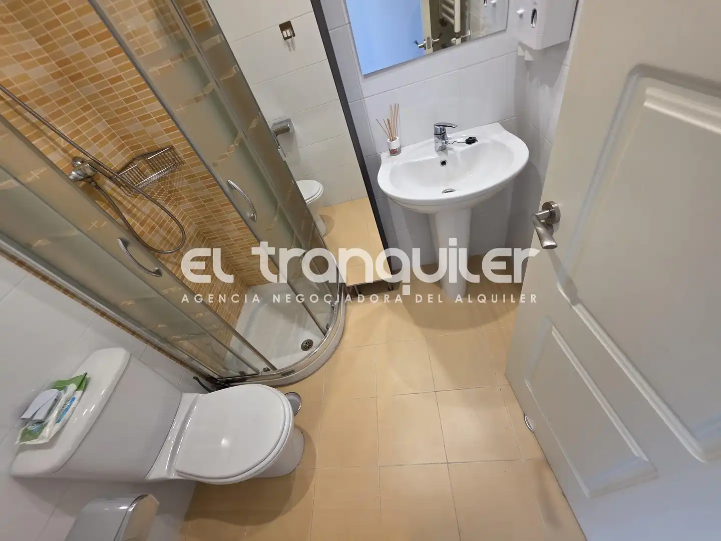 Bathroom of Flat for rent in Madrid  with Air Conditioner, Parquet flooring and Storage room
