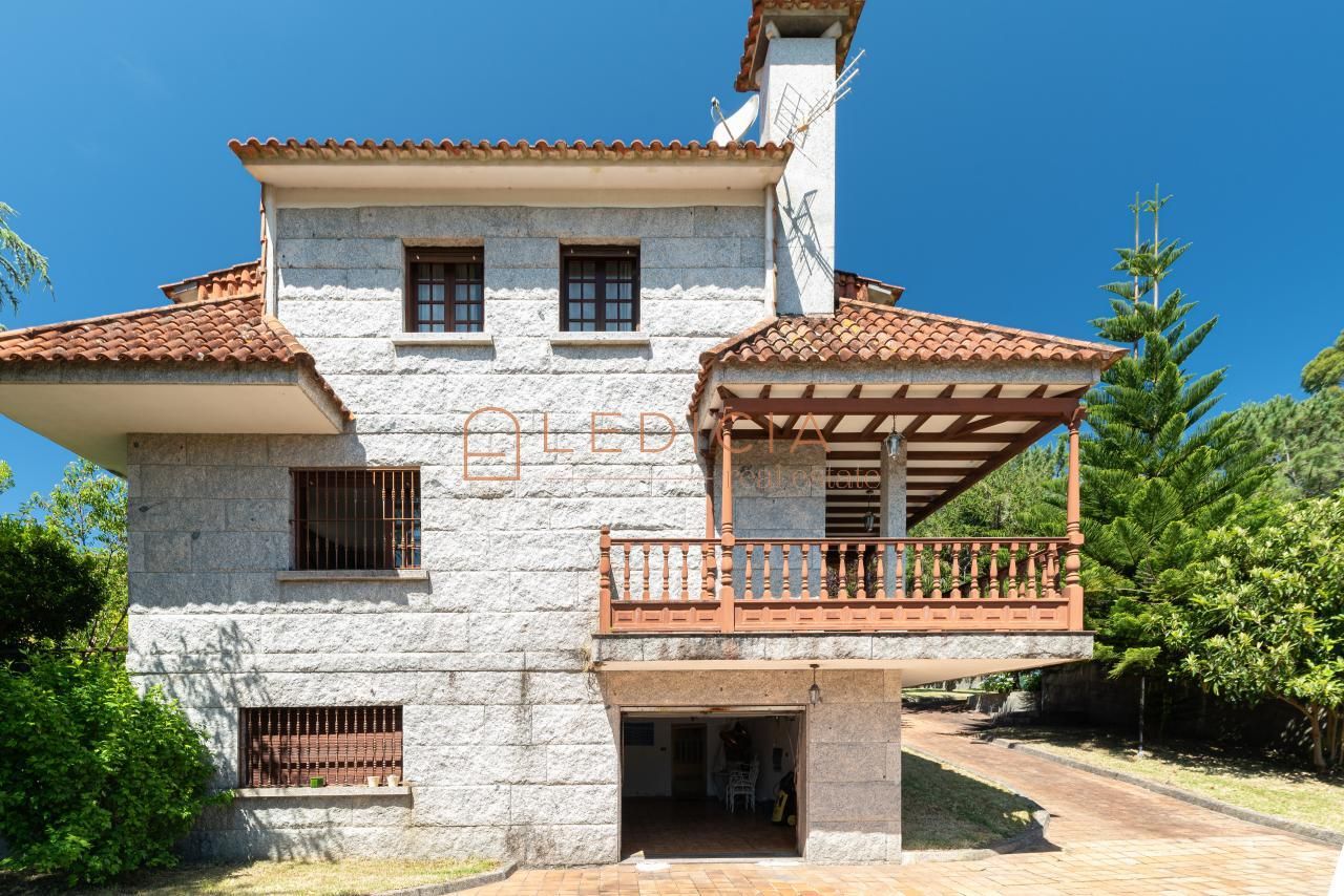 Exterior view of House or chalet for sale in Cangas   with Heating, Private garden and Parquet flooring