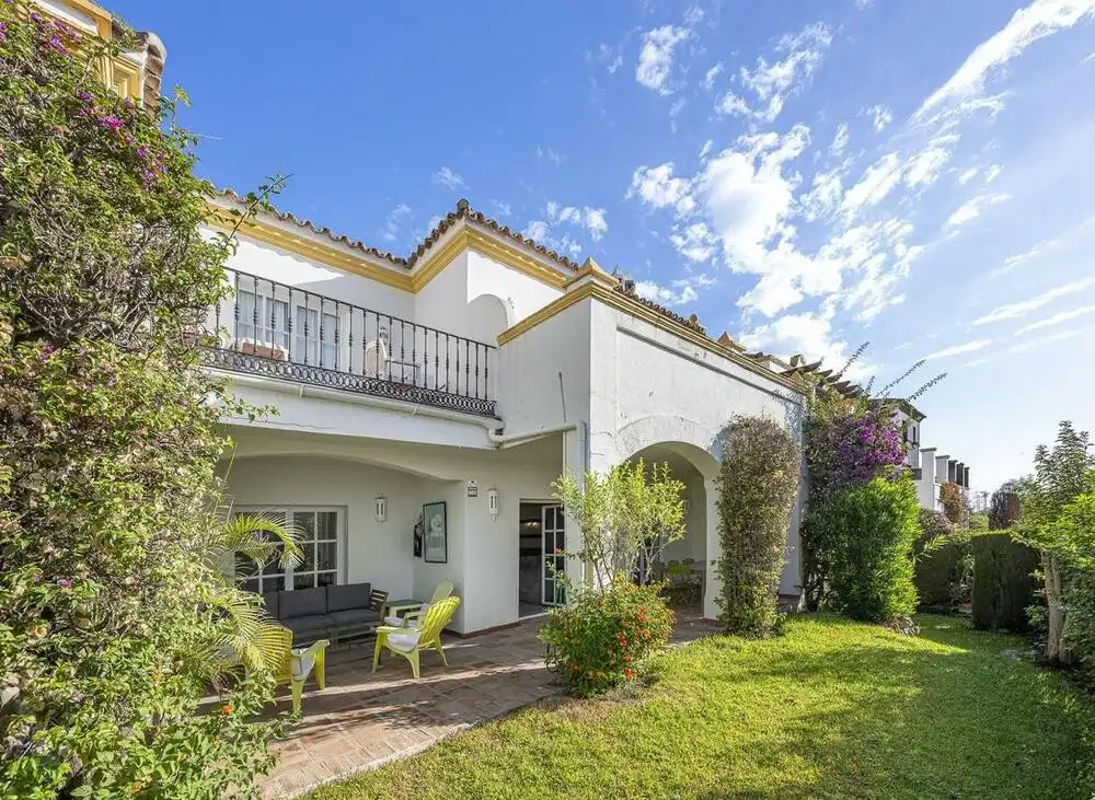 Jardí de Casa adosada en venda en Estepona amb Aire condicionat, Terrassa i Piscina