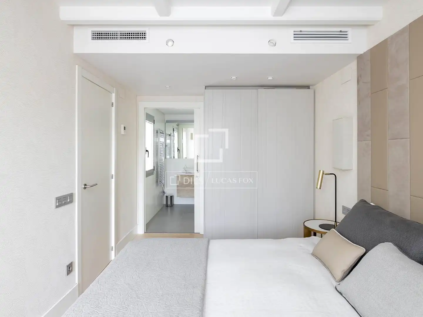 Schlafzimmer von Dachboden zum Verkauf in Barcelona mit Klimaanlage, Heizung und Parkett