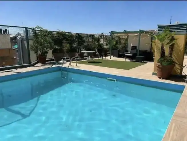Piscina de Pis de lloguer en Madrid amb Aire condicionat, Calefacció i Moblat