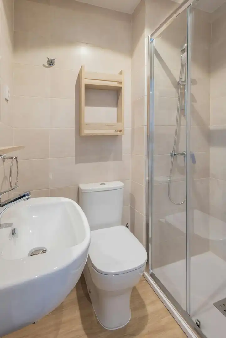 Badezimmer von Gebäude zur Miete in Madrid