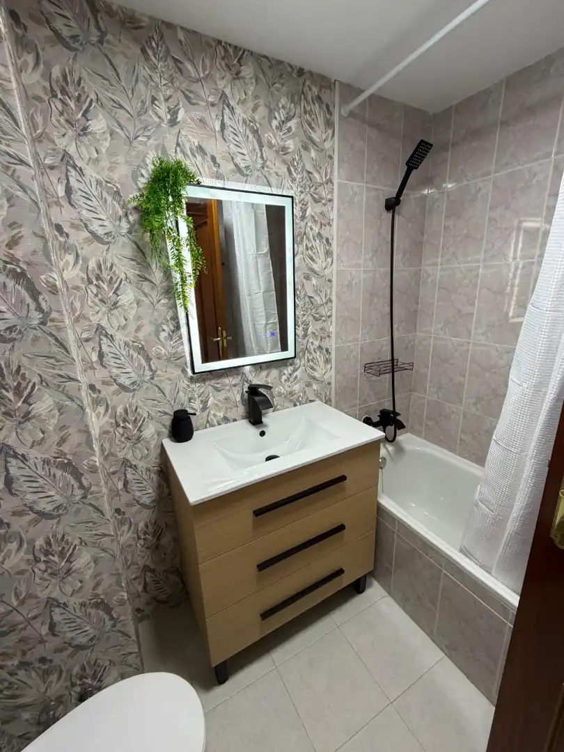 Baño de Casa o chalet en venta en Navamorcuende con Calefacción, Terraza y Amueblado