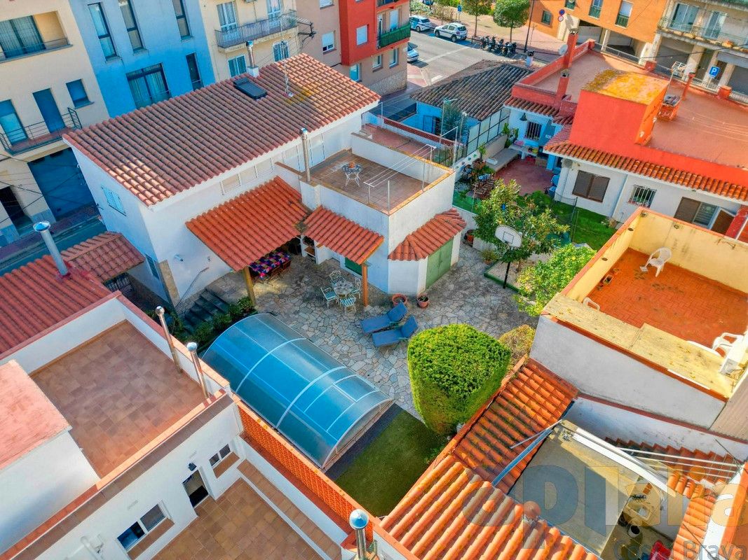 Vista exterior de Casa adosada en venda en Sant Feliu de Guíxols amb Calefacció, Jardí privat i Terrassa