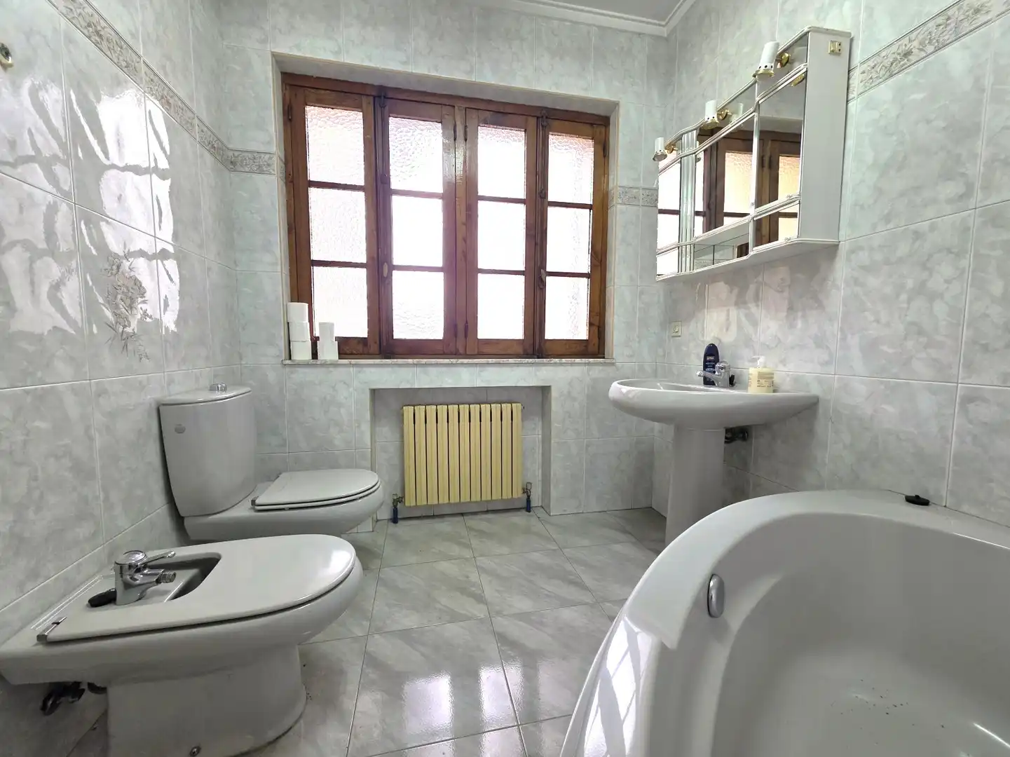 Badezimmer von Einfamilien-Reihenhaus zum Verkauf in Siero mit Heizung, Abstellraum und Möbliert