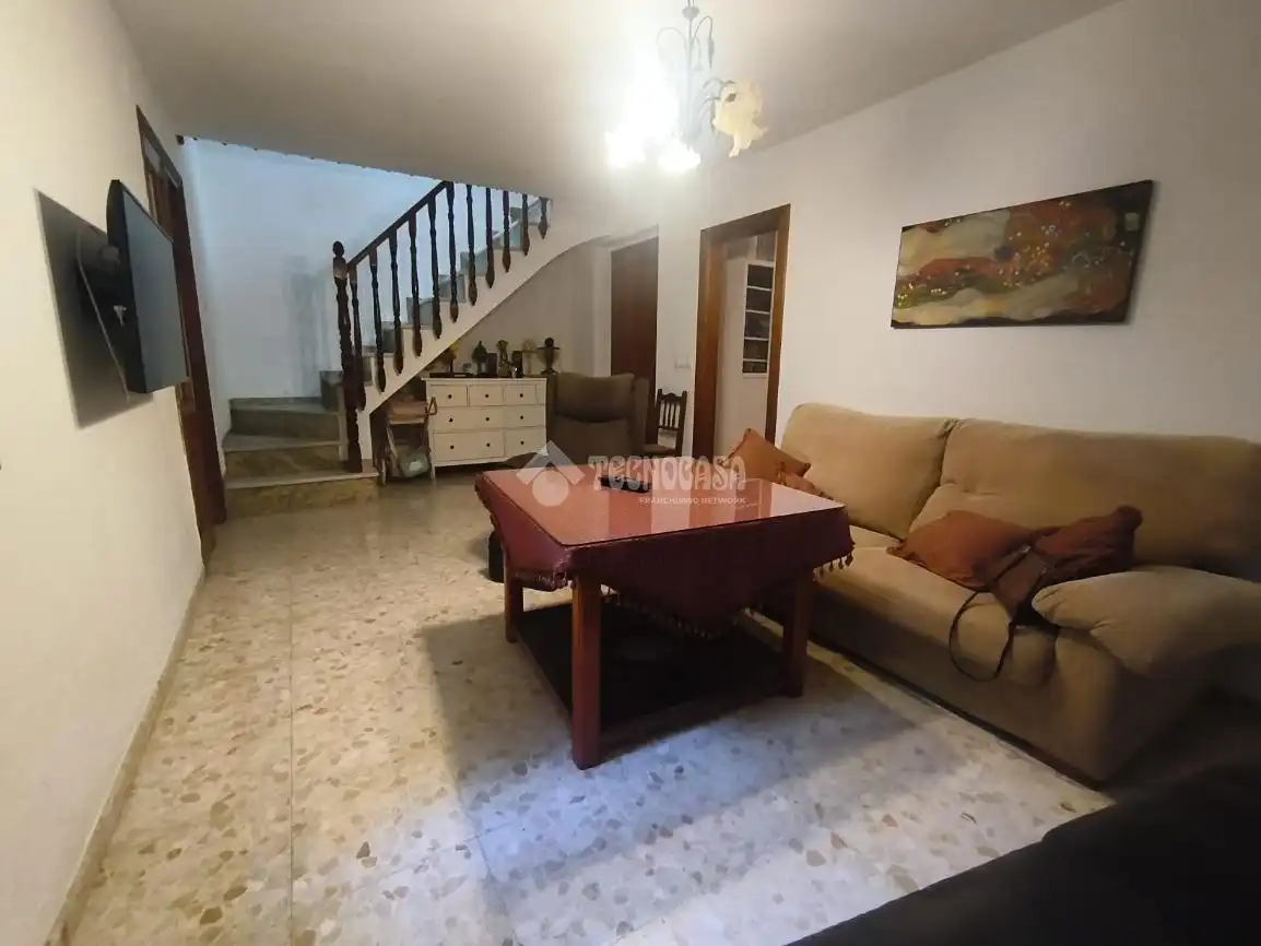 Casa aparellada en venda a Casabermeja