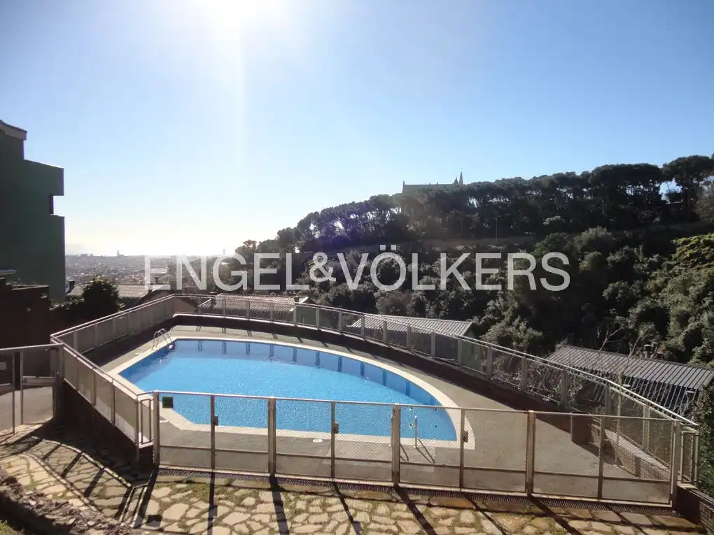 Schwimmbecken von Einfamilien-Reihenhaus zur Miete in Barcelona mit Heizung, Terrasse und Schwimmbad