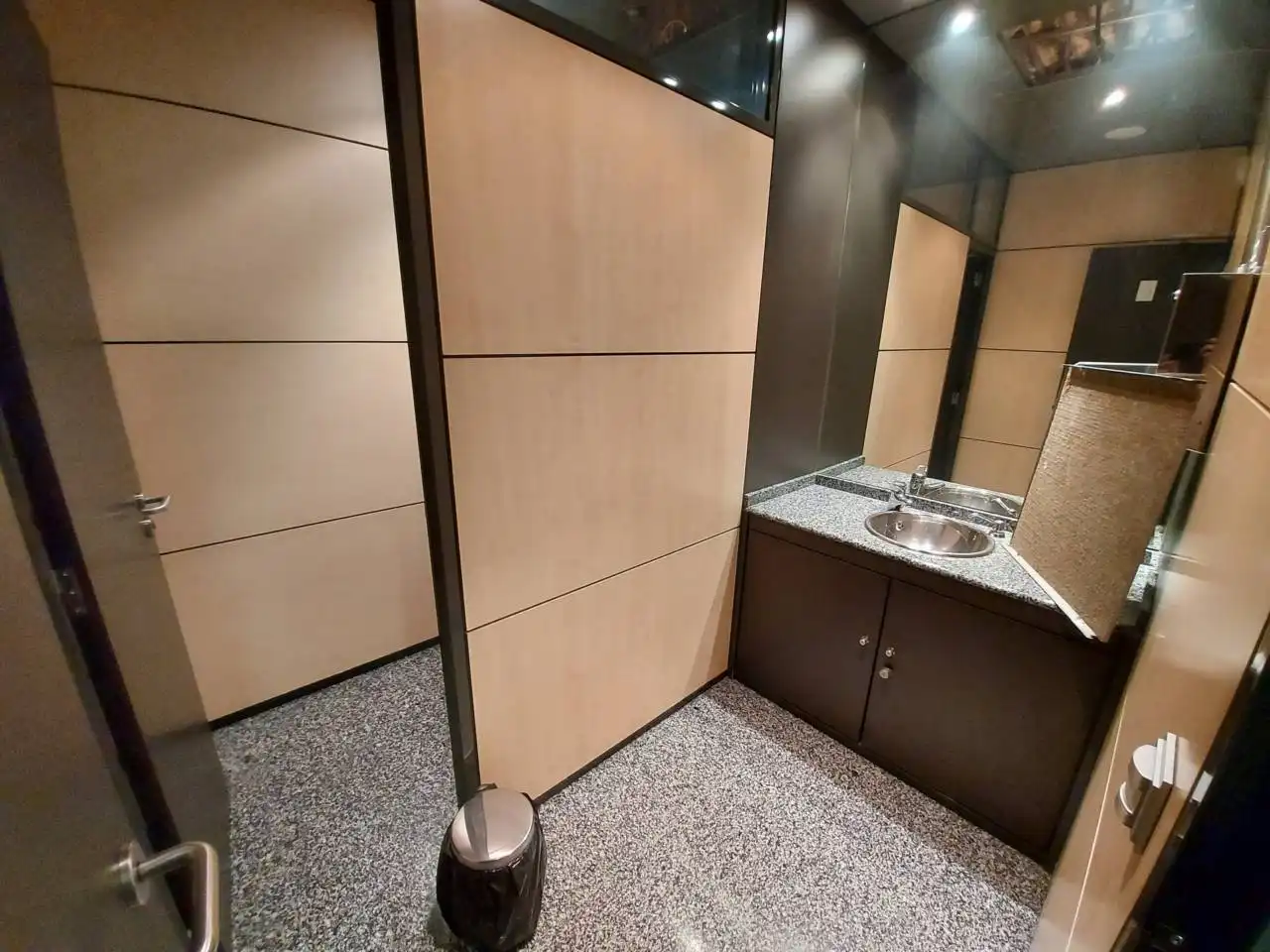 Bathroom of Office for sale in Alcorcón  with Air Conditioner and Alarm